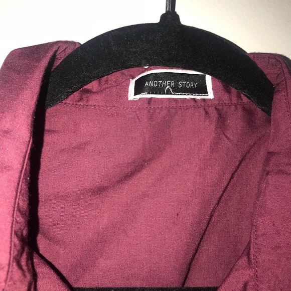 Button down shirt w/flower embroidered - Picture 3 of 3